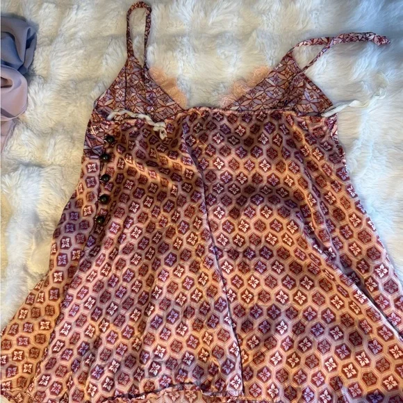 Preowned, Calvin Klein Slip Camisole With Lace and buttons , Size Large - Picture 4 of 4